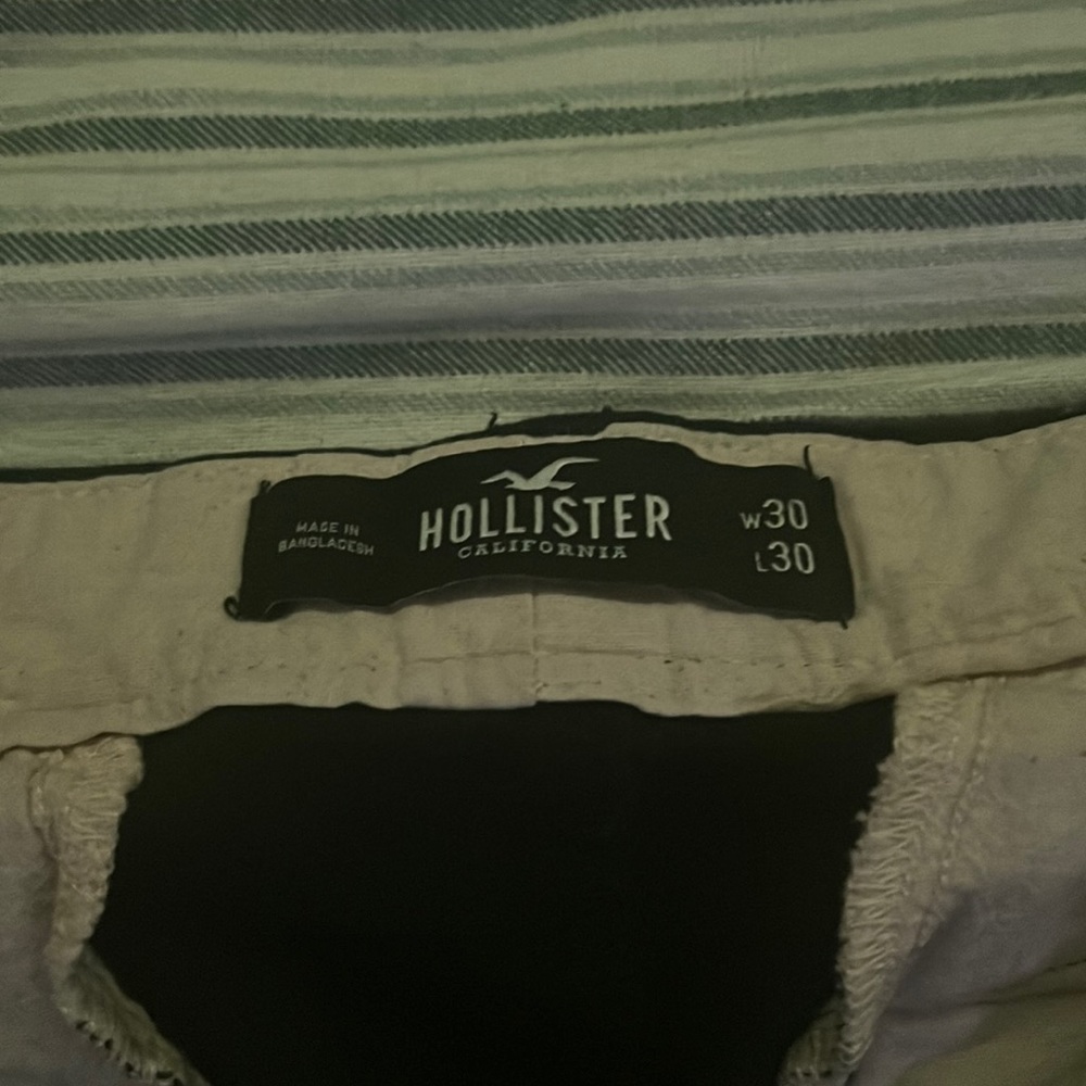 I’m selling a pair of hollister pants that are brand new need them gone text me.